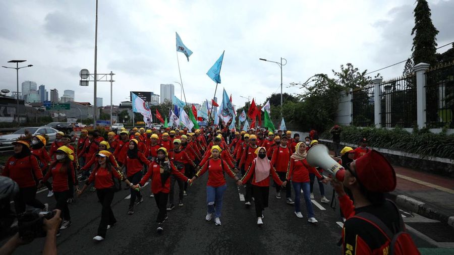 Ribuan buruh menggelar demonstrasi menolak pengesahan Undang-undang Omnibus Law Cipta Kerja di depan Gedung DPR/MPR RI, Selasa (14/3/2023). (²©²ÊÍøÕ¾/Trisusilo)