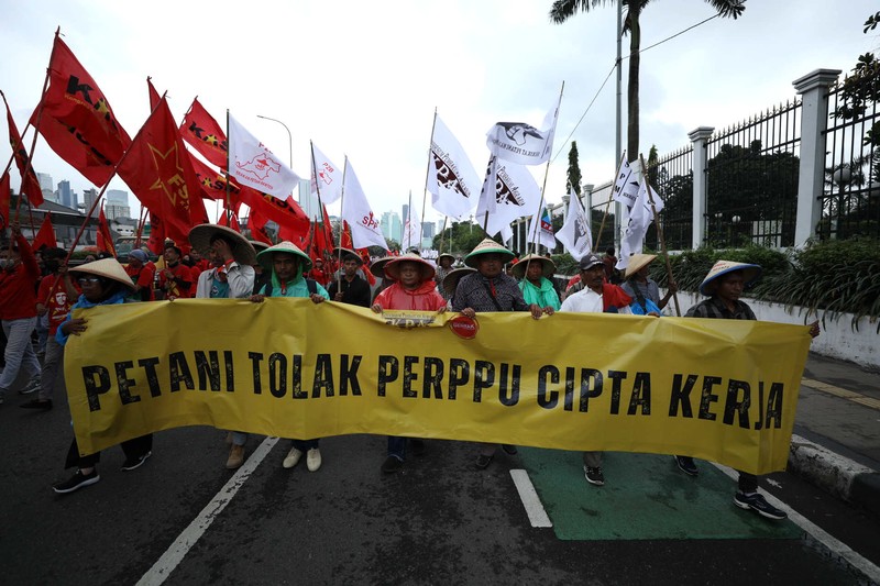 Ribuan buruh menggelar demonstrasi menolak pengesahan Undang-undang Omnibus Law Cipta Kerja di depan Gedung DPR/MPR RI, Selasa (14/3/2023). (CNBC Indonesia/Trisusilo) Ribuan buruh menggelar demonstrasi menolak pengesahan Undang-undang Omnibus Law Cipta Kerja di depan Gedung DPR/MPR RI, Selasa (14/3/2023). (CNBC Indonesia/Trisusilo)