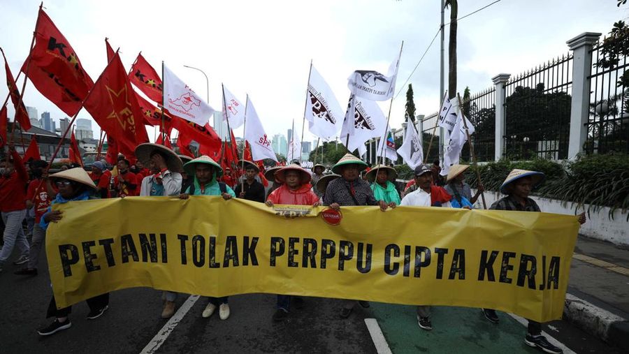 Ribuan buruh menggelar demonstrasi menolak pengesahan Undang-undang Omnibus Law Cipta Kerja di depan Gedung DPR/MPR RI, Selasa (14/3/2023).  (CNBC Indonesia/Trisusilo)