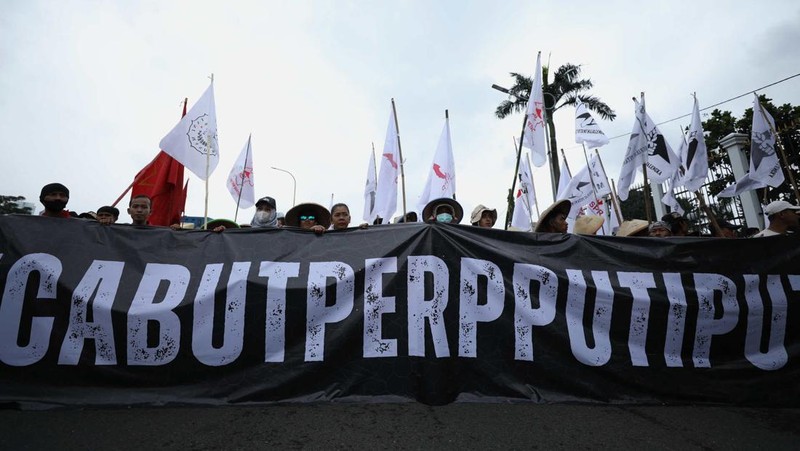 Ribuan buruh menggelar demonstrasi menolak pengesahan Undang-undang Omnibus Law Cipta Kerja di depan Gedung DPR/MPR RI, Selasa (14/3/2023).  (CNBC Indonesia/Trisusilo)