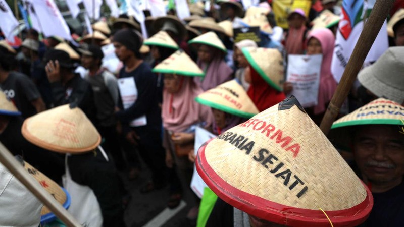 Ribuan buruh menggelar demonstrasi menolak pengesahan Undang-undang Omnibus Law Cipta Kerja di depan Gedung DPR/MPR RI, Selasa (14/3/2023).  (CNBC Indonesia/Trisusilo)