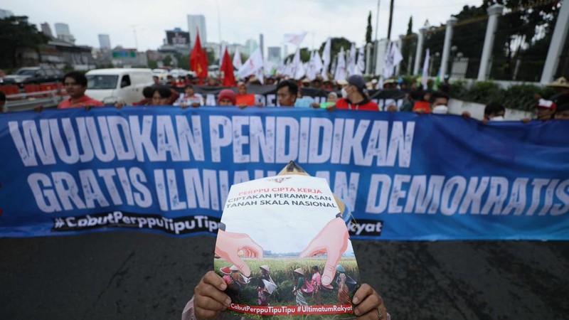 Ribuan buruh menggelar demonstrasi menolak pengesahan Undang-undang Omnibus Law Cipta Kerja di depan Gedung DPR/MPR RI, Selasa (14/3/2023).  (CNBC Indonesia/Trisusilo)