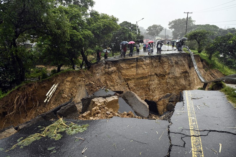 Sebuah jalan yang menghubungkan dua kota Blantyre dan Lilongwe terlihat rusak akibat hujan lebat akibat Topan Tropis Freddy di Blantyre, Malawi Selasa, 14 Maret 2023. Topan yang tak henti-hentinya melanda Afrika bagian selatan telah menewaskan lebih dari 50 orang di Malawi dan Mozambik sejak melanda benua itu untuk kedua kalinya pada Sabtu malam, pihak berwenang di kedua negara telah mengkonfirmasi. (AP Photo/Thoko Chikondi)