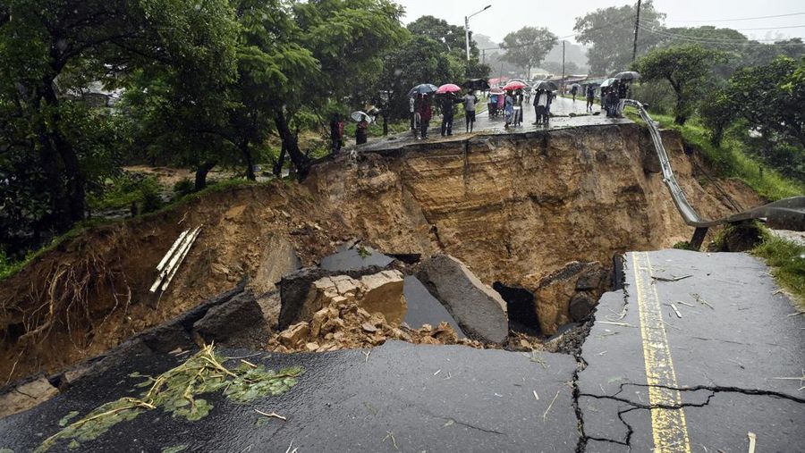 Sebuah jalan yang menghubungkan dua kota Blantyre dan Lilongwe terlihat rusak akibat hujan lebat akibat Topan Tropis Freddy di Blantyre, Malawi Selasa, 14 Maret 2023. Topan yang tak henti-hentinya melanda Afrika bagian selatan telah menewaskan lebih dari 50 orang di Malawi dan Mozambik sejak melanda benua itu untuk kedua kalinya pada Sabtu malam, pihak berwenang di kedua negara telah mengkonfirmasi. (AP Photo/Thoko Chikondi)