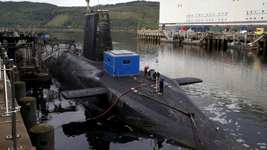 Sebuah kapal selam nuklir terlihat di pangkalan kapal selam Royal Navy di Faslane, Skotlandia, Inggris 31 Agustus 2015.(File Foto -REUTERS/Russell Cheyne/File Photo(