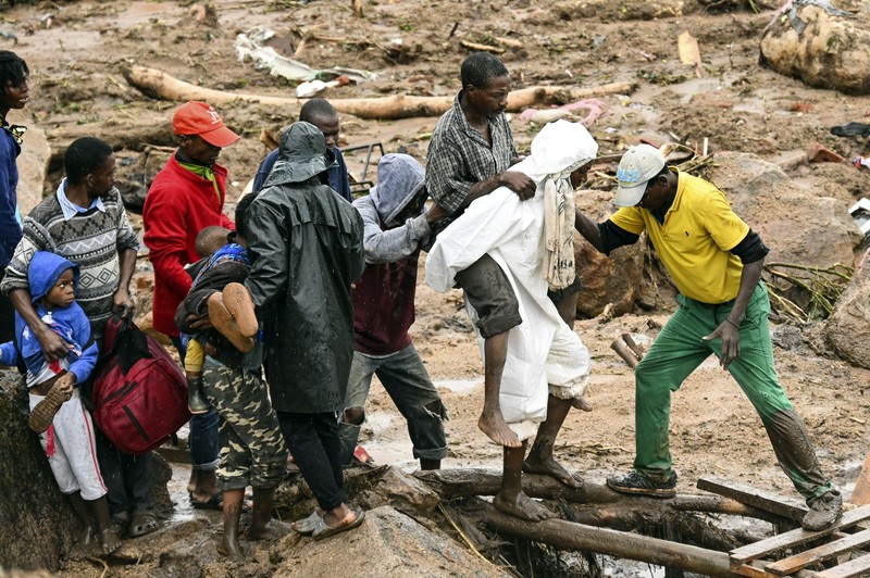 Sebuah jalan yang menghubungkan dua kota Blantyre dan Lilongwe terlihat rusak akibat hujan lebat akibat Topan Tropis Freddy di Blantyre, Malawi Selasa, 14 Maret 2023. Sebuah jalan yang menghubungkan dua kota Blantyre dan Lilongwe terlihat rusak akibat hujan lebat akibat Topan Tropis Freddy di Blantyre, Malawi Selasa, 14 Maret 2023. Topan yang tak henti-hentinya melanda Afrika bagian selatan telah menewaskan lebih dari 50 orang di Malawi dan Mozambik sejak melanda benua itu untuk kedua kalinya pada Sabtu malam, pihak berwenang di kedua negara telah mengkonfirmasi. (AP Photo/Thoko Chikondi)