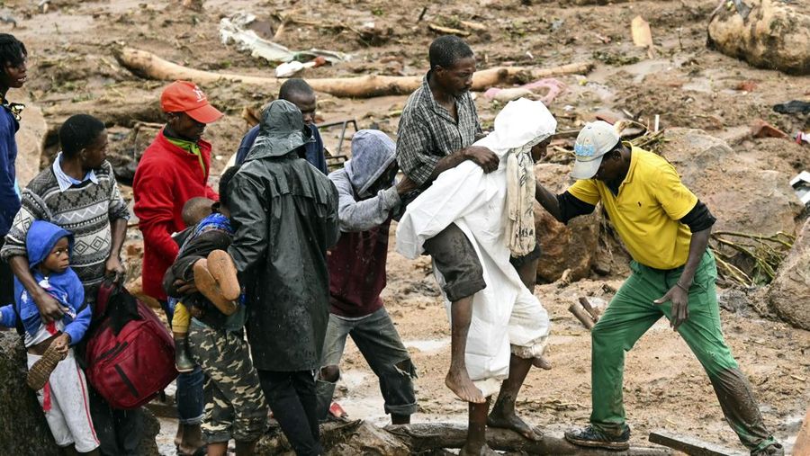 Sebuah jalan yang menghubungkan dua kota Blantyre dan Lilongwe terlihat rusak akibat hujan lebat akibat Topan Tropis Freddy di Blantyre, Malawi Selasa, 14 Maret 2023. Topan yang tak henti-hentinya melanda Afrika bagian selatan telah menewaskan lebih dari 50 orang di Malawi dan Mozambik sejak melanda benua itu untuk kedua kalinya pada Sabtu malam, pihak berwenang di kedua negara telah mengkonfirmasi. (AP Photo/Thoko Chikondi)