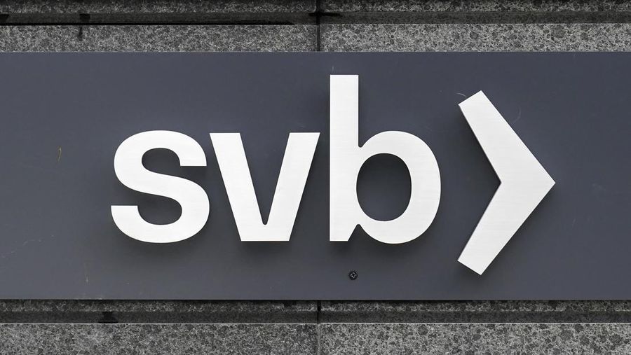 A Silicon Valley Bank sign is shown in San Francisco, Monday, March 13, 2023. Depositors withdrew savings and investors broadly sold off bank shares Monday as the federal government raced to reassure Americans that the banking system was secure after two bank failures fed fears that more financial institutions could fall. Regulators closed the Silicon Valley Bank on Friday after depositors rushed to withdraw their funds all at once.  (AP Photo/Jeff Chiu)