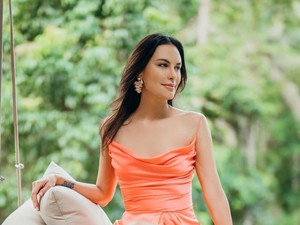 Gaya Sophia Latjuba Berenang, Tubuh Langsing Berbikini Bikin Kagum