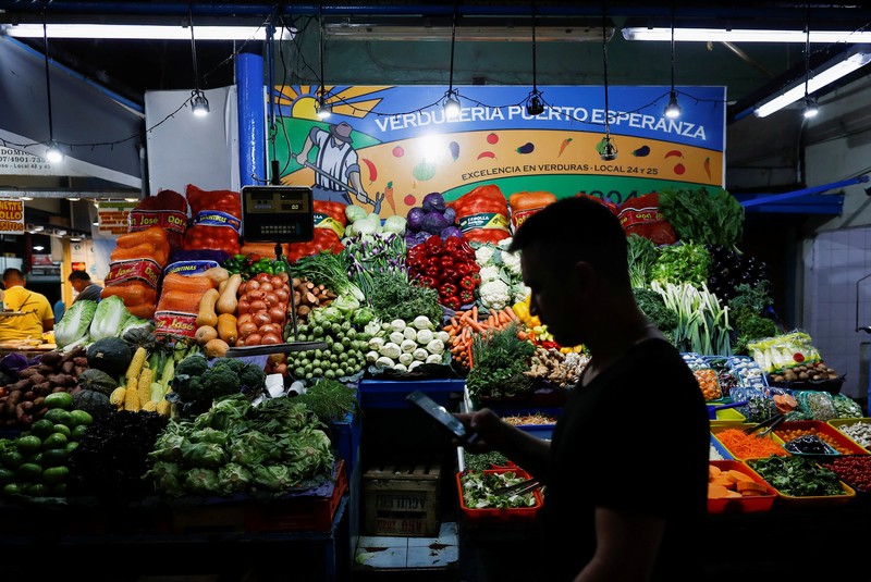 ARGENTINA-INFLATION/ A butcher walks with a shopping cart at a local market, as Argentina's annual inflation rate tore past 100% in February, the country's statistics agency said on Tuesday, the first time it has hit triple figures since a period of hyperinflation in 1991, over three decades ago, in Buenos Aires, Argentina March 14, 2023. REUTERS/Agustin Marcarian TPX IMAGES OF THE DAY