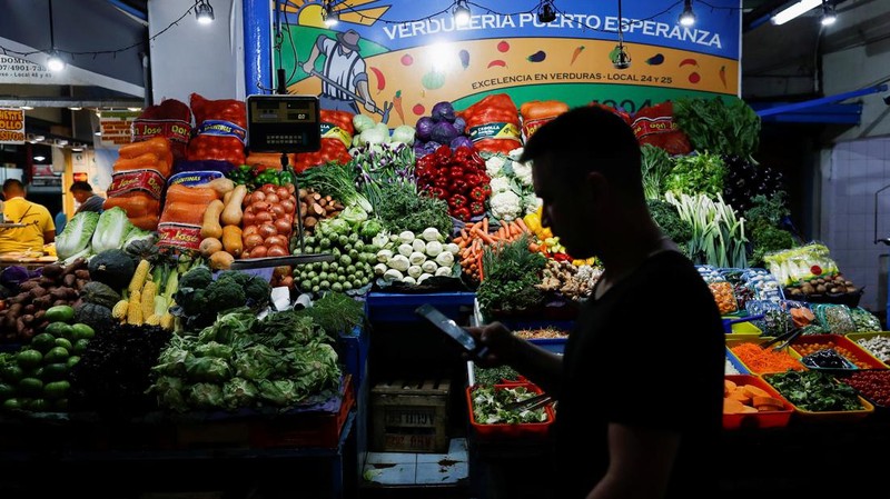 A butcher walks with a shopping cart at a local market, as Argentina's annual inflation rate tore past 100% in February, the country's statistics agency said on Tuesday, the first time it has hit triple figures since a period of hyperinflation in 1991, over three decades ago, in Buenos Aires, Argentina March 14, 2023. REUTERS/Agustin Marcarian     TPX IMAGES OF THE DAY