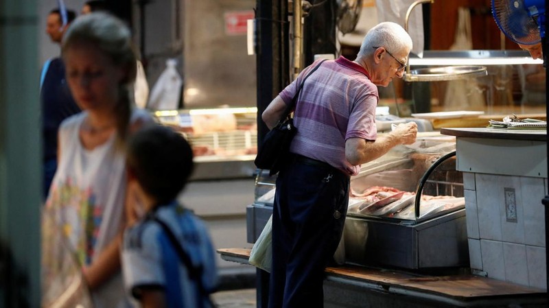 A butcher walks with a shopping cart at a local market, as Argentina's annual inflation rate tore past 100% in February, the country's statistics agency said on Tuesday, the first time it has hit triple figures since a period of hyperinflation in 1991, over three decades ago, in Buenos Aires, Argentina March 14, 2023. REUTERS/Agustin Marcarian     TPX IMAGES OF THE DAY