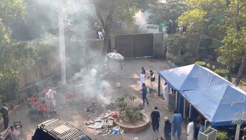 Asap terlihat di kediaman mantan Perdana Menteri Pakistan Imran Khan, setelah pasukan keamanan menembakkan gas air mata dan meriam air ke ratusan pendukung Khan yang telah menutup rumahnya dalam upaya untuk mencegah penangkapannya, di Lahore, Pakistan 15 Maret 2023 di screengrab ini diperoleh dari video media sosial. (Musa Virk Via Twitter/via REUTERS)