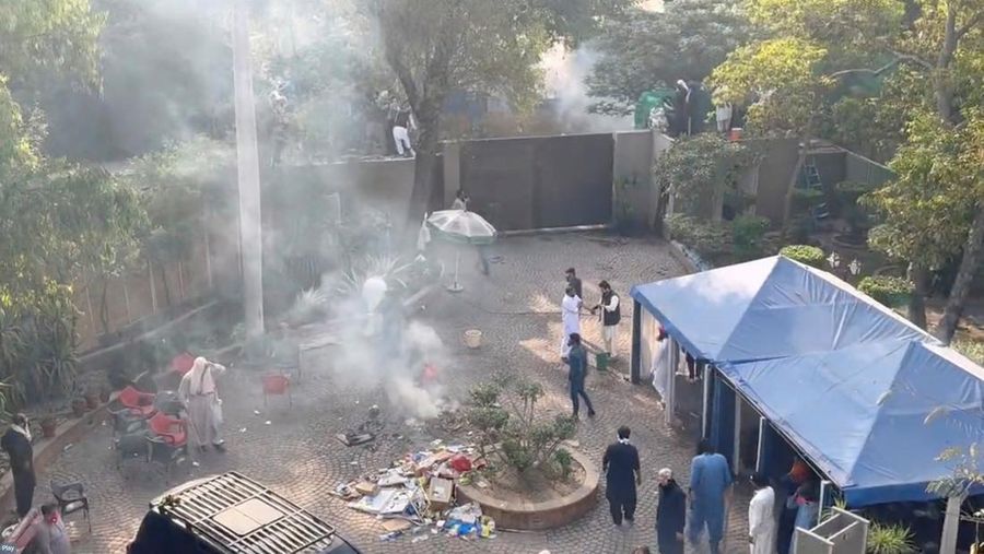 Asap terlihat di kediaman mantan Perdana Menteri Pakistan Imran Khan, setelah pasukan keamanan menembakkan gas air mata dan meriam air ke ratusan pendukung Khan yang telah menutup rumahnya dalam upaya untuk mencegah penangkapannya, di Lahore, Pakistan 15 Maret 2023 di screengrab ini diperoleh dari video media sosial. (Musa Virk Via Twitter/via REUTERS)