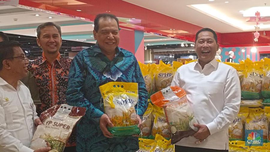 Bersama Chairman CT Corp, Chairul Tanjung, Buwas secara simbolis meluncurkan beras SPHP dengan harga eceran tertinggi (HET) beras medium, Rp 47.250 per 1 karung isi 5kg. (CNBC Indonesia/Martyasari Rizky)