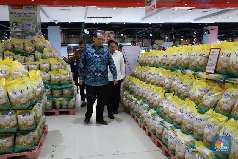 Dalam rangka Stabilisasi Pasokan dan Harga Pangan (SPHP), Perum Bulog menggencarkan ketersediaan beras masuk ke ritel modern. Bersama Chairman CT Corp Chairul Tanjung, Buwas secara simbolis meluncurkan beras SPHP dengan harga eceran tertinggi (HET) beras medium dibanderol Rp 47.250 per 1 karung isi 5kg. Bulog memasok sebanyak 1.000 ton beras SPHP di seluruh gerai Transmart seluruh Indonesia. Dalam rangka Stabilisasi Pasokan dan Harga Pangan (SPHP), Perum Bulog menggencarkan ketersediaan beras masuk ke ritel modern. Bersama Chairman CT Corp Chairul Tanjung, Buwas secara simbolis meluncurkan beras SPHP dengan harga eceran tertinggi (HET) beras medium dibanderol Rp 47.250 per 1 karung isi 5kg. Bulog memasok sebanyak 1.000 ton beras SPHP di seluruh gerai Transmart seluruh Indonesia. (CNBC Indonesia/Tri Susilo)
