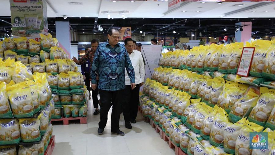 Dalam rangka Stabilisasi Pasokan dan Harga Pangan (SPHP),  Perum Bulog menggencarkan ketersediaan beras masuk ke ritel modern. Bersama Chairman CT Corp Chairul Tanjung, Buwas secara simbolis meluncurkan beras SPHP dengan harga eceran tertinggi (HET) beras medium dibanderol Rp 47.250 per 1 karung isi 5kg. Bulog memasok sebanyak 1.000 ton beras SPHP di seluruh gerai Transmart seluruh Indonesia. (CNBC Indonesia/Tri Susilo)