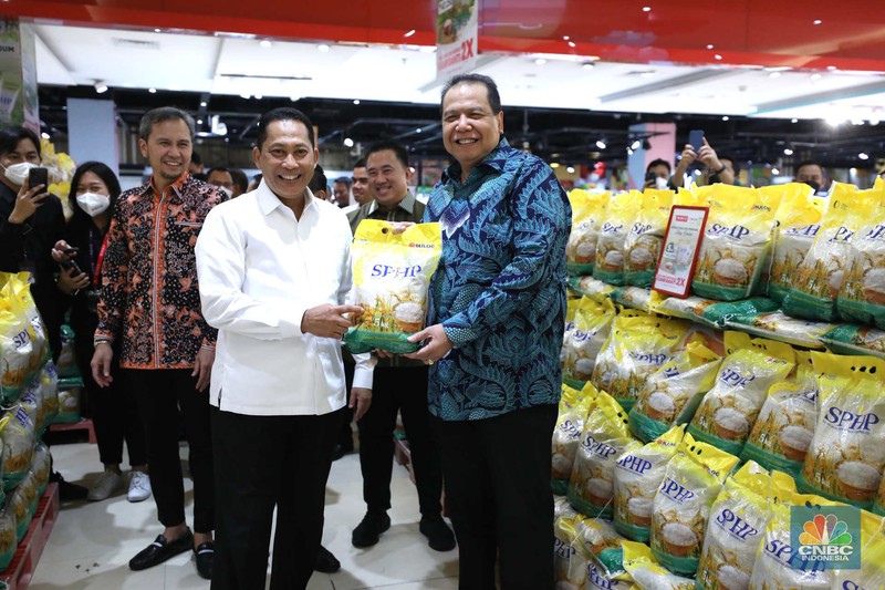 Dalam rangka Stabilisasi Pasokan dan Harga Pangan (SPHP),  Perum Bulog menggencarkan ketersediaan beras masuk ke ritel modern. Bersama Chairman CT Corp Chairul Tanjung, Buwas secara simbolis meluncurkan beras SPHP dengan harga eceran tertinggi (HET) beras medium dibanderol Rp 47.250 per 1 karung isi 5kg. Bulog memasok sebanyak 1.000 ton beras SPHP di seluruh gerai Transmart seluruh Indonesia. (CNBC Indonesia/Tri Susilo)