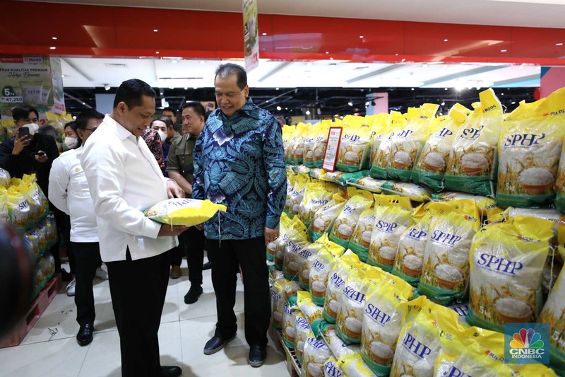 Dalam rangka Stabilisasi Pasokan dan Harga Pangan (SPHP), Perum Bulog menggencarkan ketersediaan beras masuk ke ritel modern. Bersama Chairman CT Corp Chairul Tanjung, Buwas secara simbolis meluncurkan beras SPHP dengan harga eceran tertinggi (HET) beras medium dibanderol Rp 47.250 per 1 karung isi 5kg. Bulog memasok sebanyak 1.000 ton beras SPHP di seluruh gerai Transmart seluruh Indonesia. Dalam rangka Stabilisasi Pasokan dan Harga Pangan (SPHP), Perum Bulog menggencarkan ketersediaan beras masuk ke ritel modern. Bersama Chairman CT Corp Chairul Tanjung, Buwas secara simbolis meluncurkan beras SPHP dengan harga eceran tertinggi (HET) beras medium dibanderol Rp 47.250 per 1 karung isi 5kg. Bulog memasok sebanyak 1.000 ton beras SPHP di seluruh gerai Transmart seluruh Indonesia. (CNBC Indonesia/Tri Susilo)