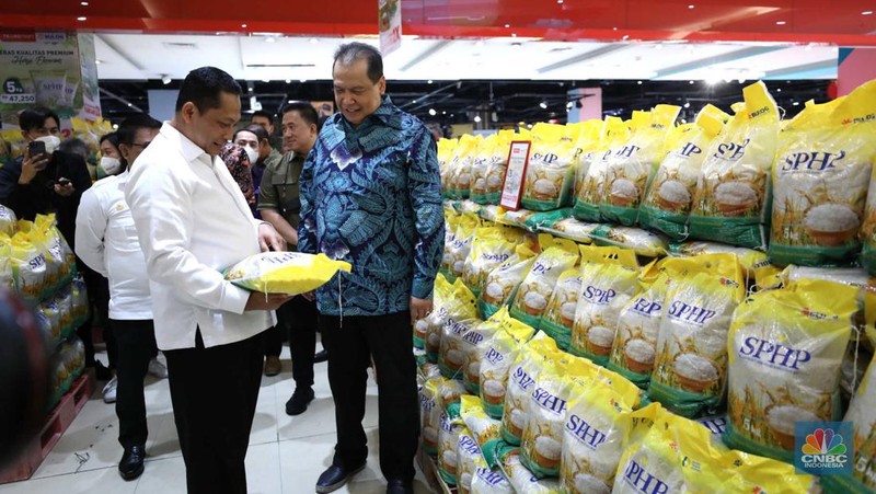 Dalam rangka Stabilisasi Pasokan dan Harga Pangan (SPHP),  Perum Bulog menggencarkan ketersediaan beras masuk ke ritel modern. Bersama Chairman CT Corp Chairul Tanjung, Buwas secara simbolis meluncurkan beras SPHP dengan harga eceran tertinggi (HET) beras medium dibanderol Rp 47.250 per 1 karung isi 5kg. Bulog memasok sebanyak 1.000 ton beras SPHP di seluruh gerai Transmart seluruh Indonesia. (CNBC Indonesia/Tri Susilo)