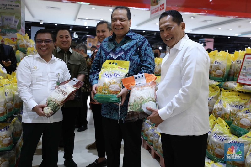 Dalam rangka Stabilisasi Pasokan dan Harga Pangan (SPHP), Perum Bulog menggencarkan ketersediaan beras masuk ke ritel modern. Bersama Chairman CT Corp Chairul Tanjung, Buwas secara simbolis meluncurkan beras SPHP dengan harga eceran tertinggi (HET) beras medium dibanderol Rp 47.250 per 1 karung isi 5kg. Bulog memasok sebanyak 1.000 ton beras SPHP di seluruh gerai Transmart seluruh Indonesia. Dalam rangka Stabilisasi Pasokan dan Harga Pangan (SPHP), Perum Bulog menggencarkan ketersediaan beras masuk ke ritel modern. Bersama Chairman CT Corp Chairul Tanjung, Buwas secara simbolis meluncurkan beras SPHP dengan harga eceran tertinggi (HET) beras medium dibanderol Rp 47.250 per 1 karung isi 5kg. Bulog memasok sebanyak 1.000 ton beras SPHP di seluruh gerai Transmart seluruh Indonesia. (CNBC Indonesia/Tri Susilo)