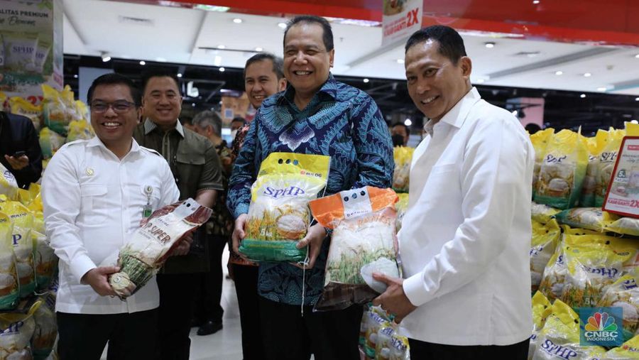 Dalam rangka Stabilisasi Pasokan dan Harga Pangan (SPHP),  Perum Bulog menggencarkan ketersediaan beras masuk ke ritel modern. Bersama Chairman CT Corp Chairul Tanjung, Buwas secara simbolis meluncurkan beras SPHP dengan harga eceran tertinggi (HET) beras medium dibanderol Rp 47.250 per 1 karung isi 5kg. Bulog memasok sebanyak 1.000 ton beras SPHP di seluruh gerai Transmart seluruh Indonesia. (CNBC Indonesia/Tri Susilo)