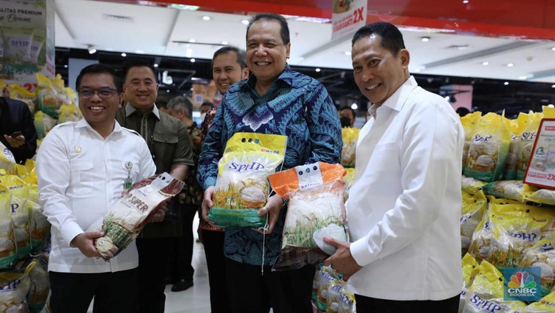 Dalam rangka Stabilisasi Pasokan dan Harga Pangan (SPHP),  Perum Bulog menggencarkan ketersediaan beras masuk ke ritel modern. Bersama Chairman CT Corp Chairul Tanjung, Buwas secara simbolis meluncurkan beras SPHP dengan harga eceran tertinggi (HET) beras medium dibanderol Rp 47.250 per 1 karung isi 5kg. Bulog memasok sebanyak 1.000 ton beras SPHP di seluruh gerai Transmart seluruh Indonesia. (CNBC Indonesia/Tri Susilo)