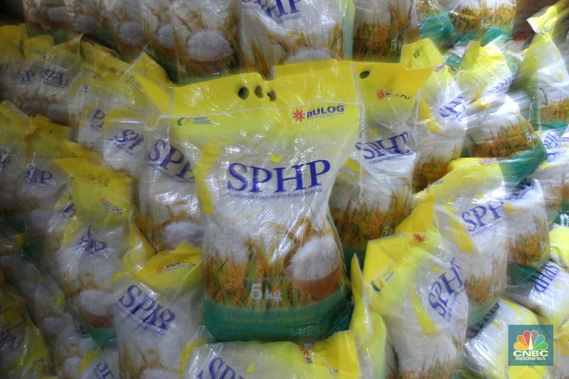 Dalam rangka Stabilisasi Pasokan dan Harga Pangan (SPHP),  Perum Bulog menggencarkan ketersediaan beras masuk ke ritel modern. Bersama Chairman CT Corp Chairul Tanjung, Buwas secara simbolis meluncurkan beras SPHP dengan harga eceran tertinggi (HET) beras medium dibanderol Rp 47.250 per 1 karung isi 5kg. Bulog memasok sebanyak 1.000 ton beras SPHP di seluruh gerai Transmart seluruh Indonesia. (CNBC Indonesia/Tri Susilo)