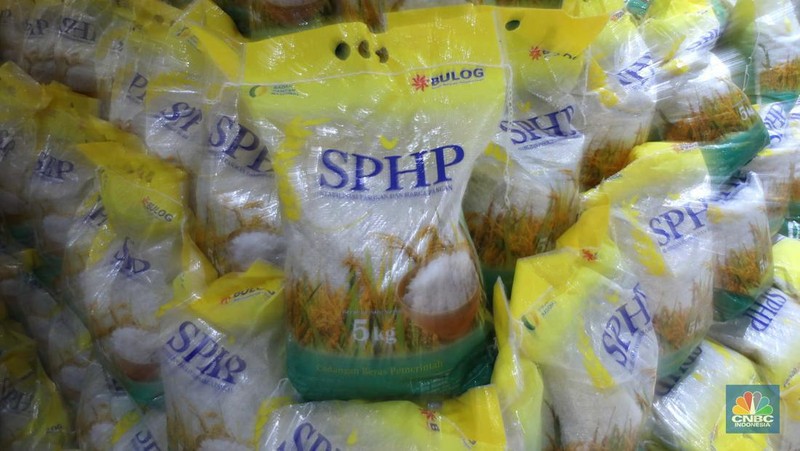 Dalam rangka Stabilisasi Pasokan dan Harga Pangan (SPHP),  Perum Bulog menggencarkan ketersediaan beras masuk ke ritel modern. Bersama Chairman CT Corp Chairul Tanjung, Buwas secara simbolis meluncurkan beras SPHP dengan harga eceran tertinggi (HET) beras medium dibanderol Rp 47.250 per 1 karung isi 5kg. Bulog memasok sebanyak 1.000 ton beras SPHP di seluruh gerai Transmart seluruh Indonesia. (CNBC Indonesia/Tri Susilo)