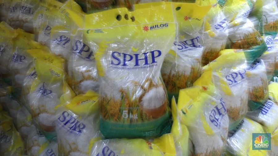Dalam rangka Stabilisasi Pasokan dan Harga Pangan (SPHP), Perum Bulog menggencarkan ketersediaan beras masuk ke ritel modern. Bersama Chairman CT Corp Chairul Tanjung, Buwas secara simbolis meluncurkan beras SPHP dengan harga eceran tertinggi (HET) beras medium dibanderol Rp 47.250 per 1 karung isi 5kg. Bulog memasok sebanyak 1.000 ton beras SPHP di seluruh gerai Transmart seluruh Indonesia. (CNBC Indonesia/Tri Susilo)