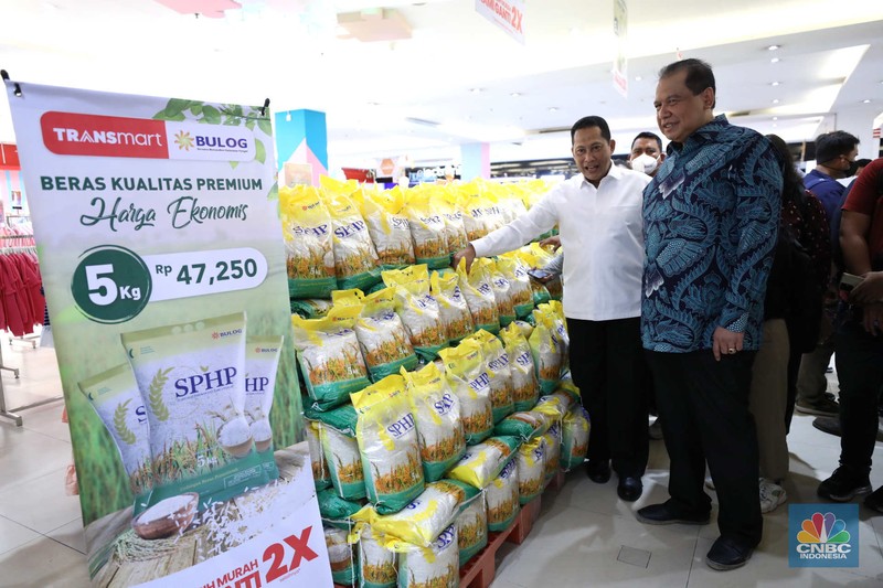 Dalam rangka Stabilisasi Pasokan dan Harga Pangan (SPHP),  Perum Bulog menggencarkan ketersediaan beras masuk ke ritel modern. Bersama Chairman CT Corp Chairul Tanjung, Buwas secara simbolis meluncurkan beras SPHP dengan harga eceran tertinggi (HET) beras medium dibanderol Rp 47.250 per 1 karung isi 5kg. Bulog memasok sebanyak 1.000 ton beras SPHP di seluruh gerai Transmart seluruh Indonesia. (CNBC Indonesia/Tri Susilo)