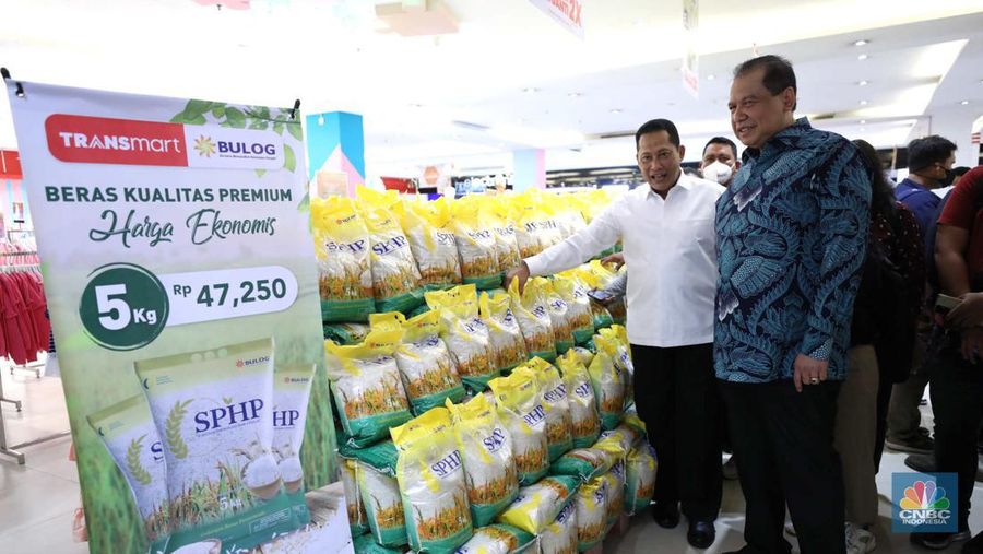 Dalam rangka Stabilisasi Pasokan dan Harga Pangan (SPHP), Perum Bulog menggencarkan ketersediaan beras masuk ke ritel modern. Bersama Chairman CT Corp Chairul Tanjung, Buwas secara simbolis meluncurkan beras SPHP dengan harga eceran tertinggi (HET) beras medium dibanderol Rp 47.250 per 1 karung isi 5kg. Bulog memasok sebanyak 1.000 ton beras SPHP di seluruh gerai Transmart seluruh Indonesia. (CNBC Indonesia/Tri Susilo)