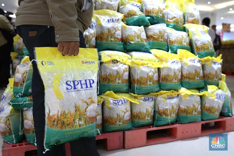 Dalam rangka Stabilisasi Pasokan dan Harga Pangan (SPHP),  Perum Bulog menggencarkan ketersediaan beras masuk ke ritel modern. Bersama Chairman CT Corp Chairul Tanjung, Buwas secara simbolis meluncurkan beras SPHP dengan harga eceran tertinggi (HET) beras medium dibanderol Rp 47.250 per 1 karung isi 5kg. Bulog memasok sebanyak 1.000 ton beras SPHP di seluruh gerai Transmart seluruh Indonesia. (CNBC Indonesia/Tri Susilo)