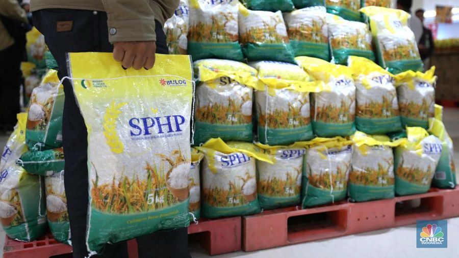 Dalam rangka Stabilisasi Pasokan dan Harga Pangan (SPHP),  Perum Bulog menggencarkan ketersediaan beras masuk ke ritel modern. Bersama Chairman CT Corp Chairul Tanjung, Buwas secara simbolis meluncurkan beras SPHP dengan harga eceran tertinggi (HET) beras medium dibanderol Rp 47.250 per 1 karung isi 5kg. Bulog memasok sebanyak 1.000 ton beras SPHP di seluruh gerai Transmart seluruh Indonesia. (CNBC Indonesia/Tri Susilo)