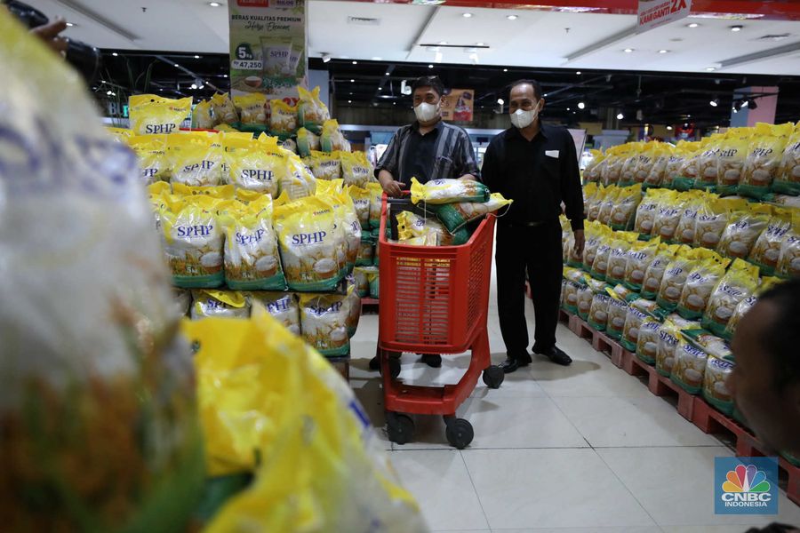 Dalam rangka Stabilisasi Pasokan dan Harga Pangan (SPHP), Perum Bulog menggencarkan ketersediaan beras masuk ke ritel modern. Bersama Chairman CT Corp Chairul Tanjung, Buwas secara simbolis meluncurkan beras SPHP dengan harga eceran tertinggi (HET) beras medium dibanderol Rp 47.250 per 1 karung isi 5kg. Bulog memasok sebanyak 1.000 ton beras SPHP di seluruh gerai Transmart seluruh Indonesia.