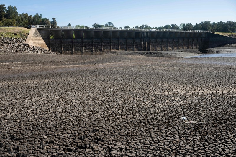 Seorang pria memotret waduk Canelon Grande yang kering di utara Canelones, Uruguay selatan, pada 14 Maret 2023, saat negara itu mengalami kekeringan parah. Seorang pria memotret waduk Canelon Grande yang kering di utara Canelones, Uruguay selatan, pada 14 Maret 2023, saat negara itu mengalami kekeringan parah. - Tujuan utama waduk adalah untuk memasok air minum ke wilayah Metropolitan Montevideo, selain itu juga digunakan dalam sistem irigasi di daerah tersebut. (PABLO PORCIUNCULA/AFP via Getty Images)