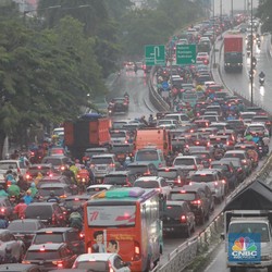 Hujan Mengguyur di Jam Berangkat Kerja, Jalan Ini Macet Parah