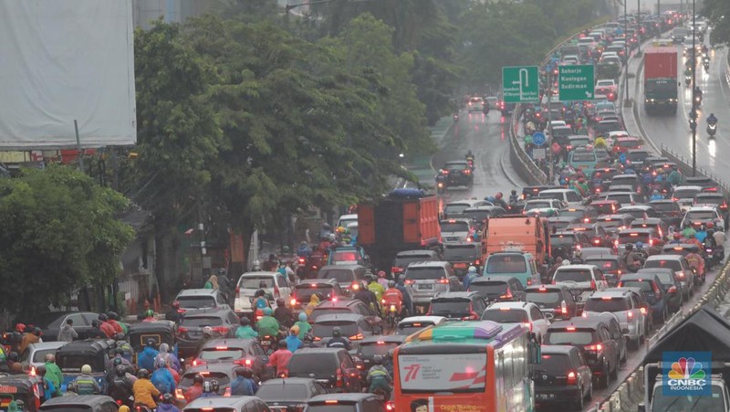 Jakarta Diguyur Hujan Pagi Hari (CNBC Indonesia/Muhammad Sabki)