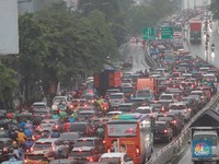 Hujan Mengguyur di Jam Berangkat Kerja, Jalan Ini Macet Parah