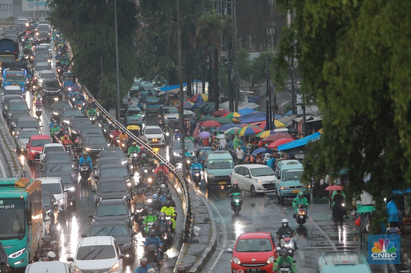 Jakarta Diguyur Hujan Pagi Hari (CNBC Indonesia/Muhammad Sabki) Jakarta Diguyur Hujan Pagi Hari (CNBC Indonesia/Muhammad Sabki)