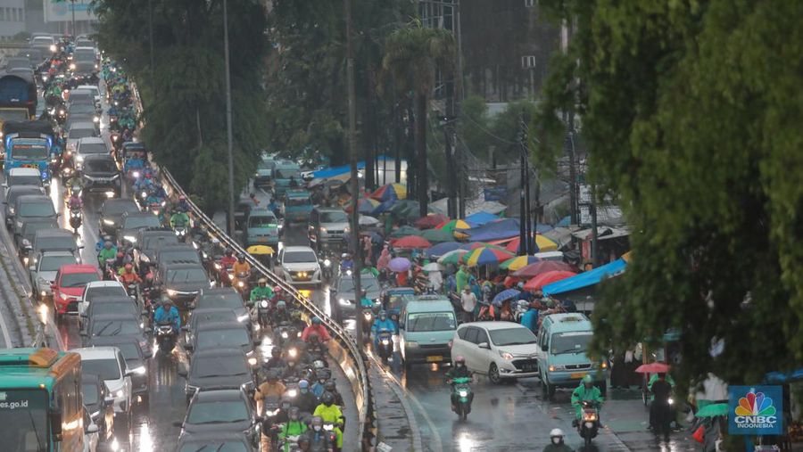 Jakarta Diguyur Hujan Pagi Hari (CNBC Indonesia/Muhammad Sabki)