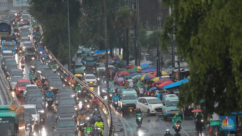 Jakarta Diguyur Hujan Pagi Hari (CNBC Indonesia/Muhammad Sabki)