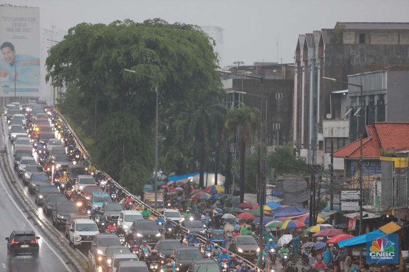 Jakarta Diguyur Hujan Pagi Hari (CNBC Indonesia/Muhammad Sabki) Jakarta Diguyur Hujan Pagi Hari (CNBC Indonesia/Muhammad Sabki)