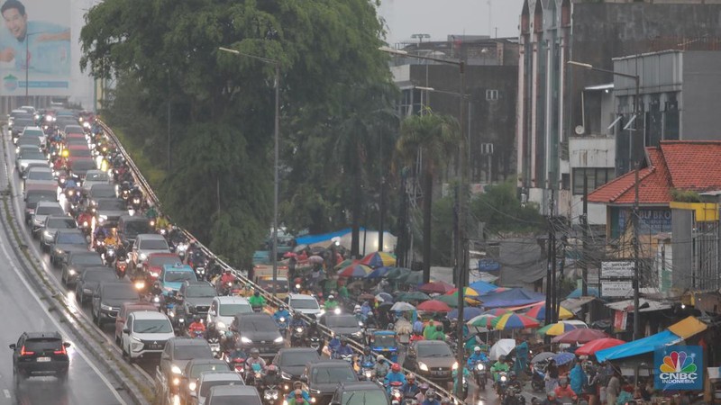 Jakarta Diguyur Hujan Pagi Hari (CNBC Indonesia/Muhammad Sabki)