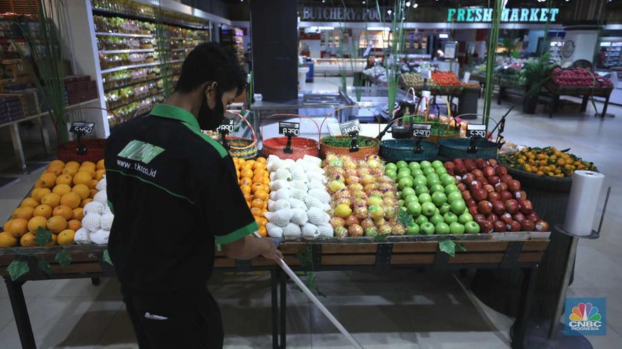 Karyawan memilah dan menata stok bahan pangan menjelang Ramadhan di Transmart Cempaka Putih, Rabu (15/3/2023). (CNBC Indonesia/Tri Susilo)