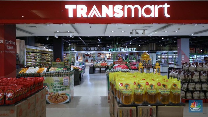 Karyawan memilah dan menata stok bahan pangan menjelang Ramadhan di Transmart Cempaka Putih, Rabu (15/3/2023). Karyawan memilah dan menata stok bahan pangan menjelang Ramadhan di Transmart Cempaka Putih, Rabu (15/3/2023). (CNBC Indonesia/Tri Susilo)
