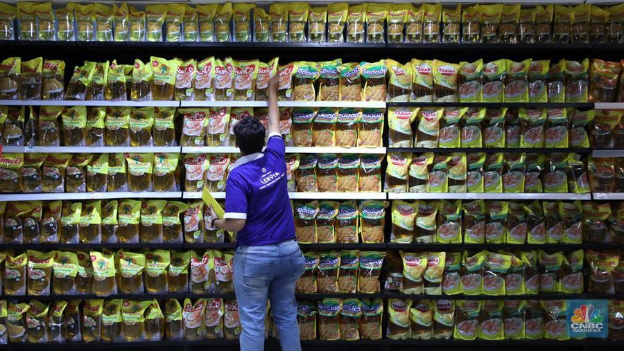 Karyawan memilah dan menata stok bahan pangan menjelang Ramadhan di Transmart Cempaka Putih, Rabu (15/3/2023). (CNBC Indonesia/Tri Susilo)