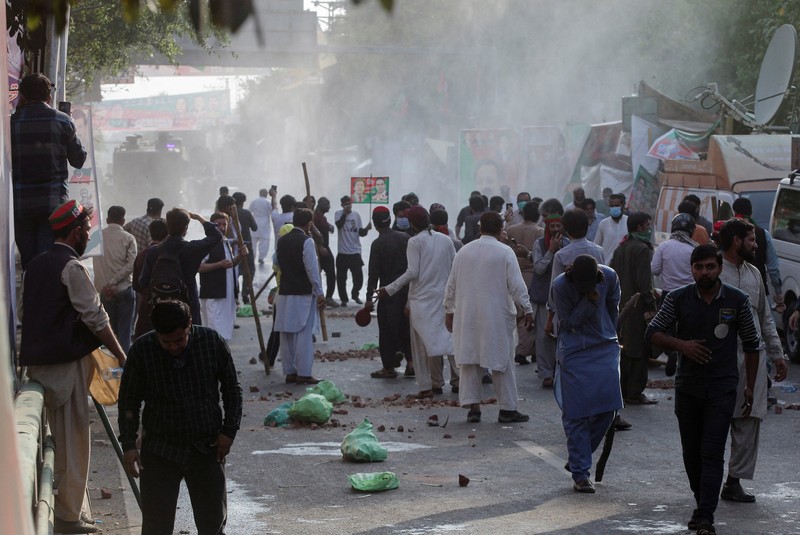 Asap terlihat di kediaman mantan Perdana Menteri Pakistan Imran Khan, setelah pasukan keamanan menembakkan gas air mata dan meriam air ke ratusan pendukung Khan yang telah menutup rumahnya dalam upaya untuk mencegah penangkapannya, di Lahore, Pakistan 15 Maret 2023. Asap terlihat di kediaman mantan Perdana Menteri Pakistan Imran Khan, setelah pasukan keamanan menembakkan gas air mata dan meriam air ke ratusan pendukung Khan yang telah menutup rumahnya dalam upaya untuk mencegah penangkapannya, di Lahore, Pakistan 15 Maret 2023 di screengrab ini diperoleh dari video media sosial. (Musa Virk Via Twitter/via REUTERS)