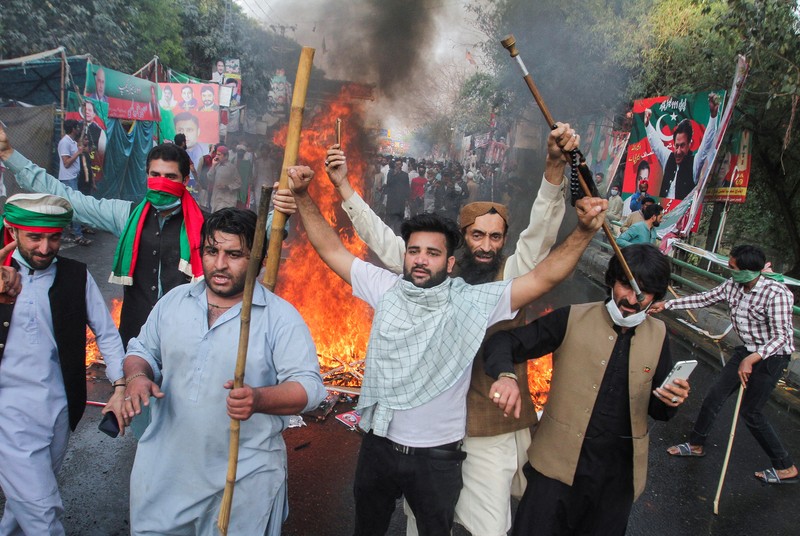 Asap terlihat di kediaman mantan Perdana Menteri Pakistan Imran Khan, setelah pasukan keamanan menembakkan gas air mata dan meriam air ke ratusan pendukung Khan yang telah menutup rumahnya dalam upaya untuk mencegah penangkapannya, di Lahore, Pakistan 15 Maret 2023. Asap terlihat di kediaman mantan Perdana Menteri Pakistan Imran Khan, setelah pasukan keamanan menembakkan gas air mata dan meriam air ke ratusan pendukung Khan yang telah menutup rumahnya dalam upaya untuk mencegah penangkapannya, di Lahore, Pakistan 15 Maret 2023 di screengrab ini diperoleh dari video media sosial. (Musa Virk Via Twitter/via REUTERS)