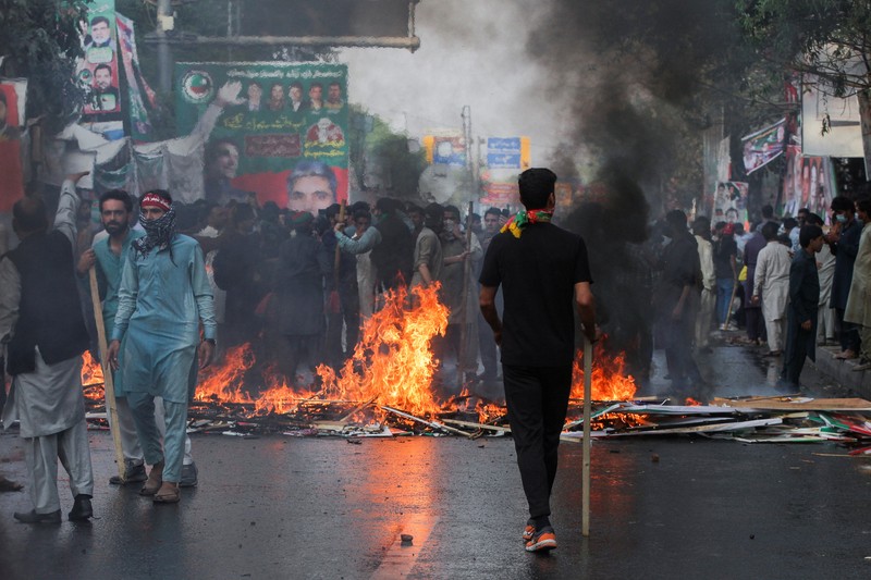 Asap terlihat di kediaman mantan Perdana Menteri Pakistan Imran Khan, setelah pasukan keamanan menembakkan gas air mata dan meriam air ke ratusan pendukung Khan yang telah menutup rumahnya dalam upaya untuk mencegah penangkapannya, di Lahore, Pakistan 15 Maret 2023. Asap terlihat di kediaman mantan Perdana Menteri Pakistan Imran Khan, setelah pasukan keamanan menembakkan gas air mata dan meriam air ke ratusan pendukung Khan yang telah menutup rumahnya dalam upaya untuk mencegah penangkapannya, di Lahore, Pakistan 15 Maret 2023 di screengrab ini diperoleh dari video media sosial. (Musa Virk Via Twitter/via REUTERS)